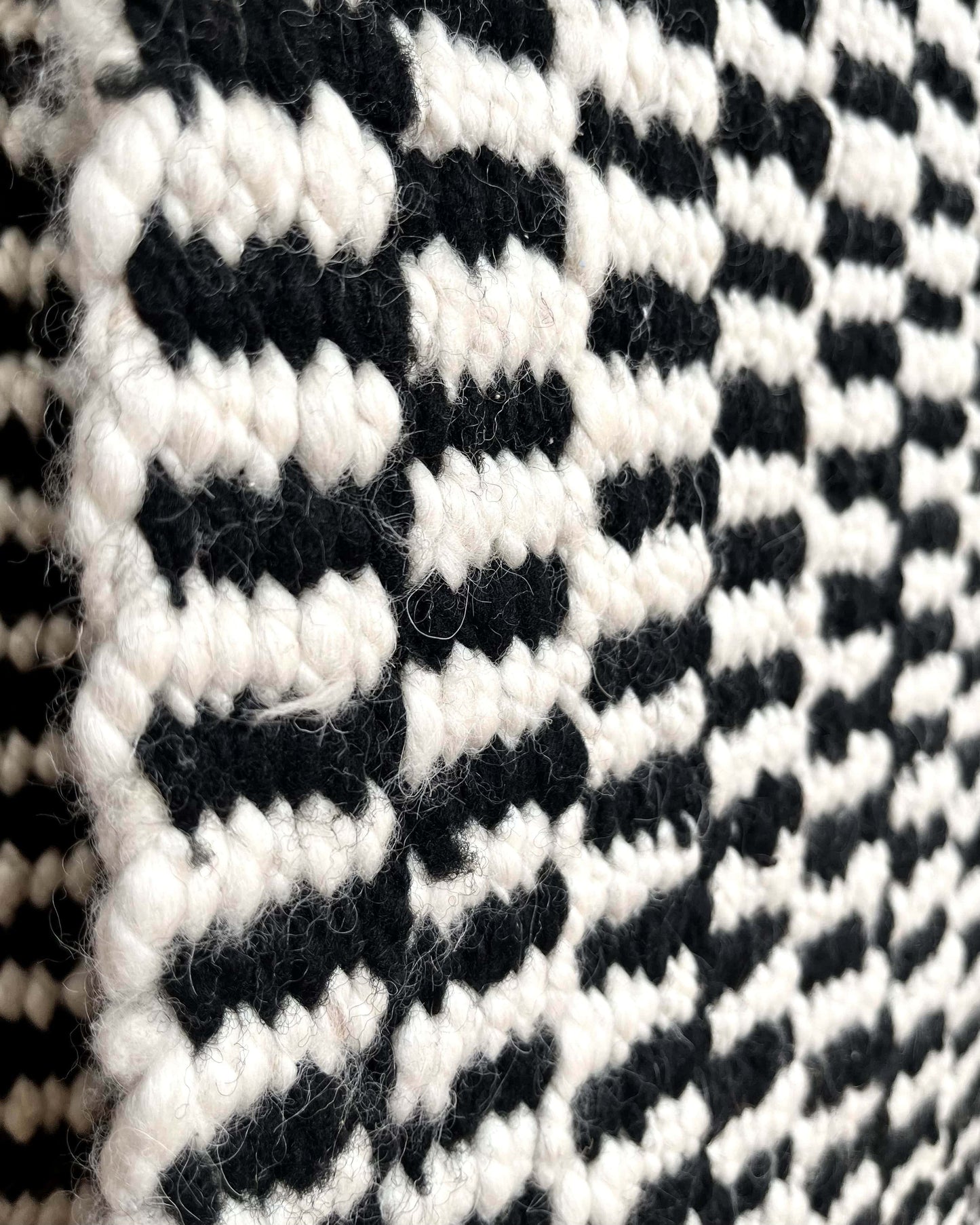 Detail: Handgewebter nachhaltiger Wollteppich PEINECILLO aus Argentinien in schwarz/weiß