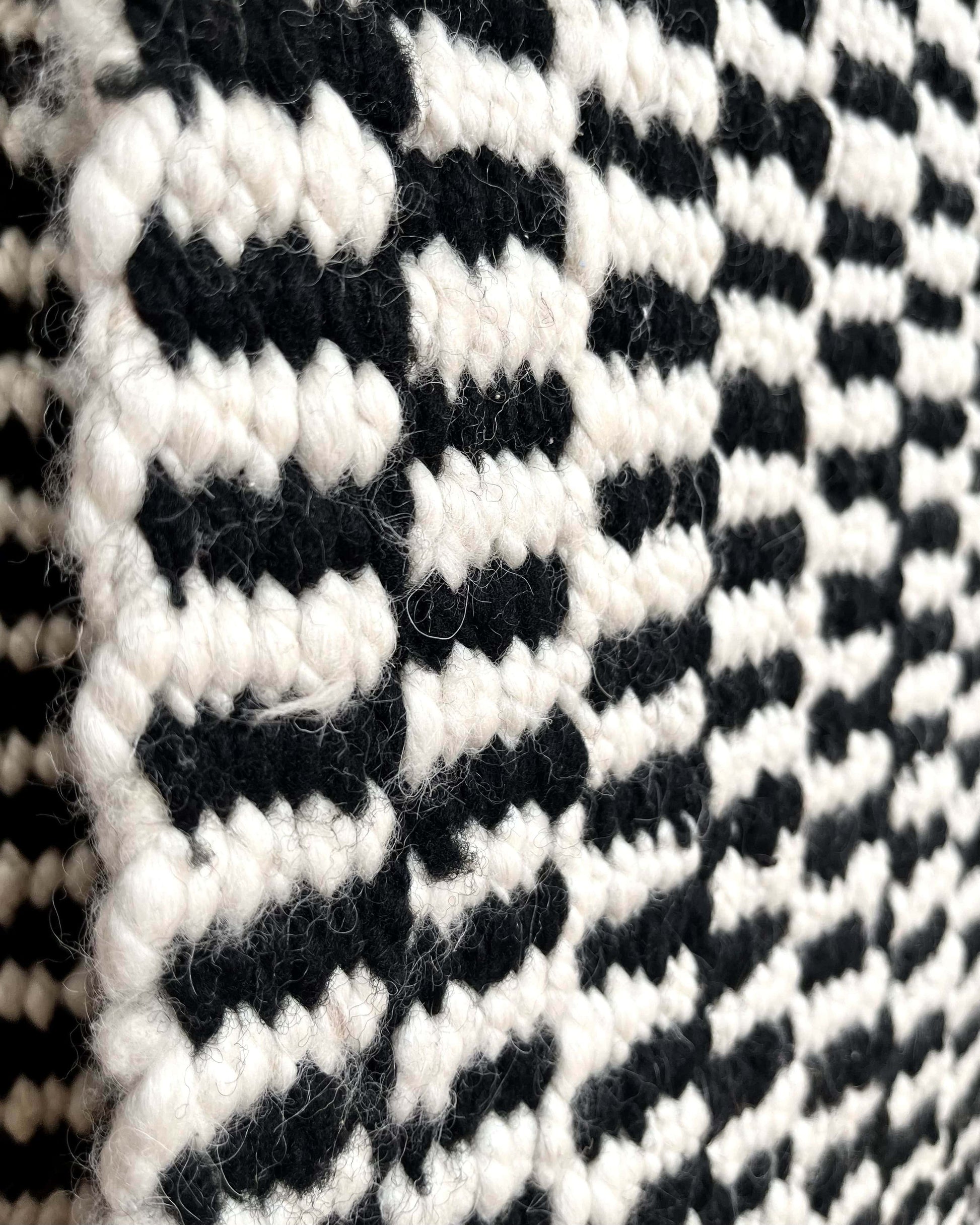 Detail: Handgewebter nachhaltiger Wollteppich PEINECILLO aus Argentinien in schwarz/weiß
