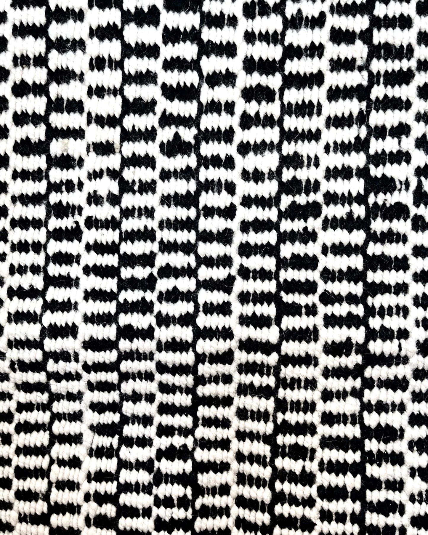 Detail: Handgewebter nachhaltiger Wollteppich PEINECILLO aus Argentinien in schwarz/weiß