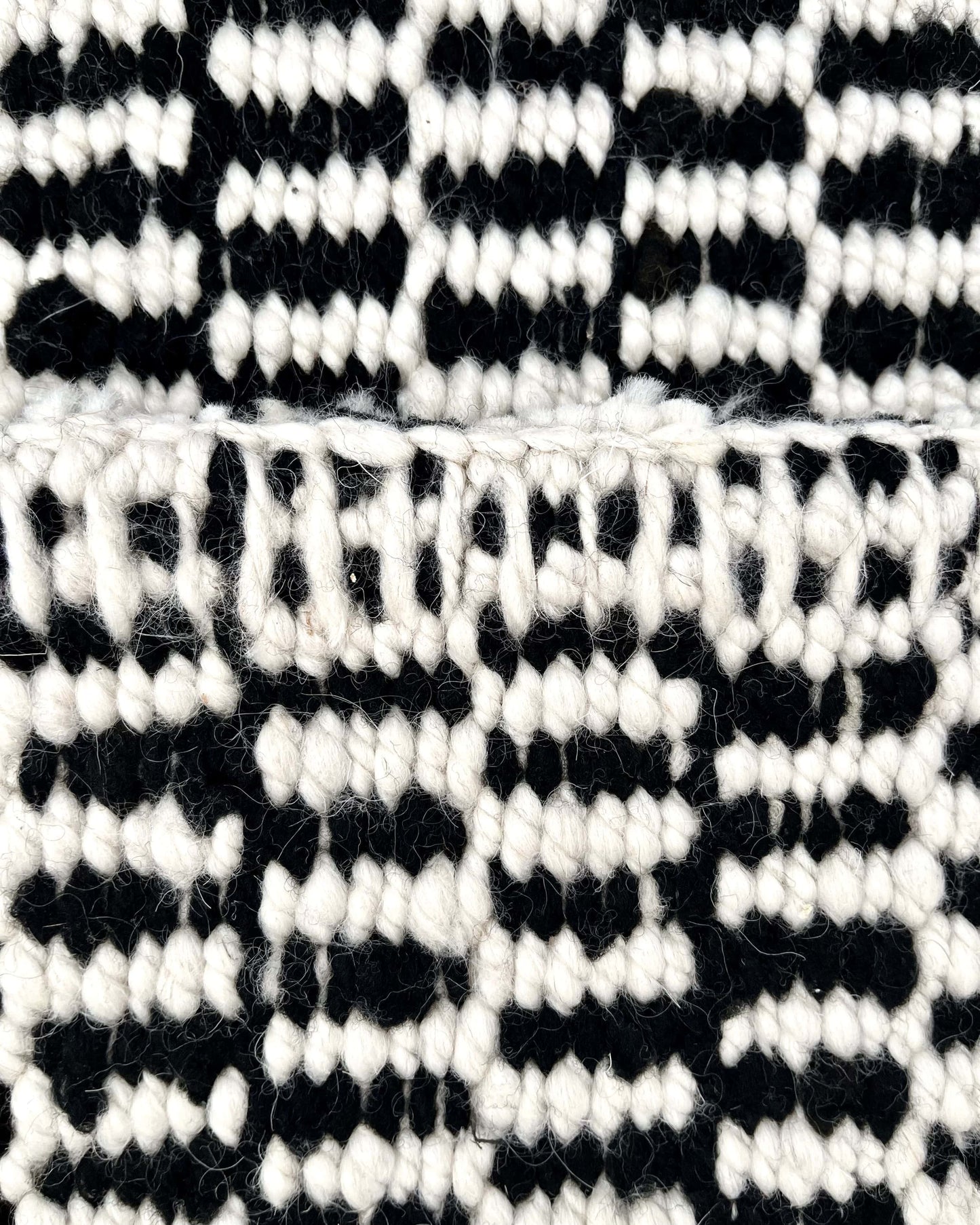 Detail: Handgewebter nachhaltiger Wollteppich PEINECILLO aus Argentinien in schwarz/weiß