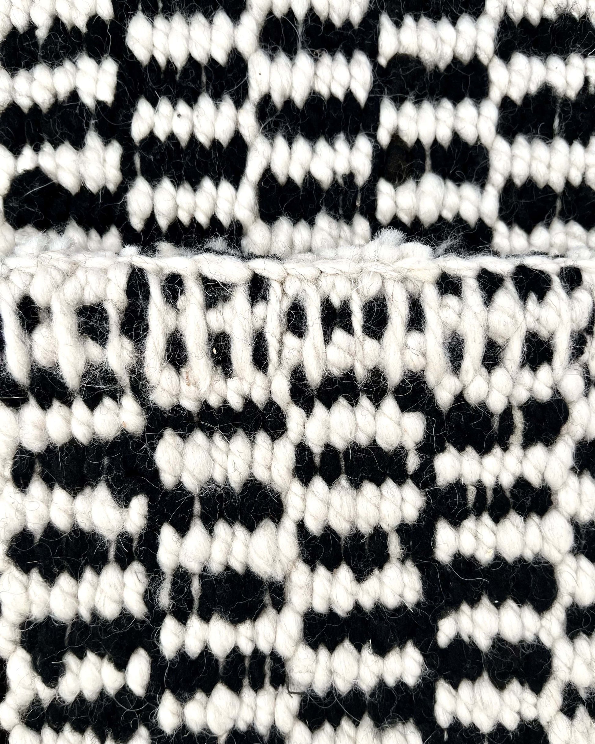 Detail: Handgewebter nachhaltiger Wollteppich PEINECILLO aus Argentinien in schwarz/weiß