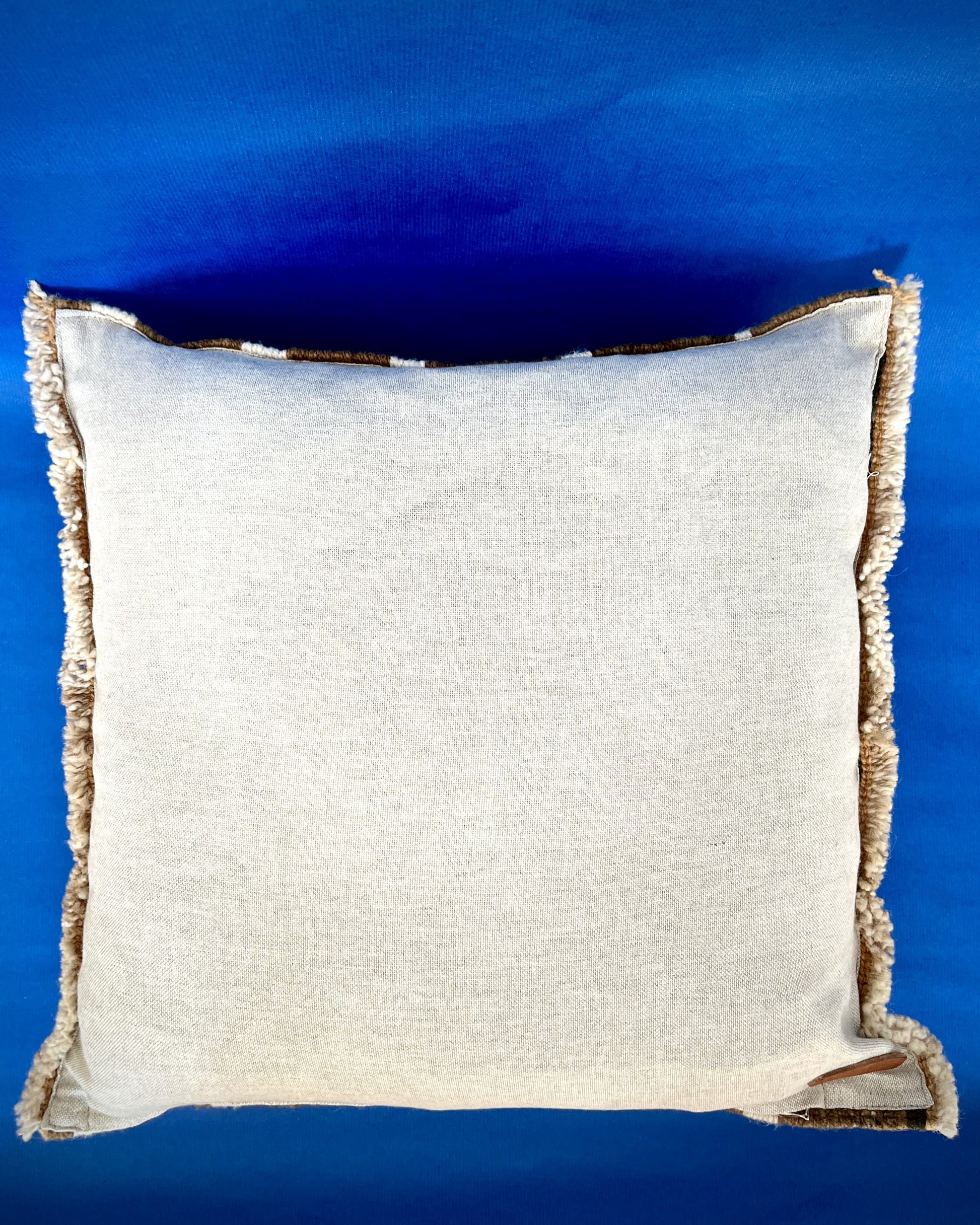 Dekokissen-Bezug aus handgewebter Schurwolle, pflanzlich gefärbt und fair gehandelt, Rückseite